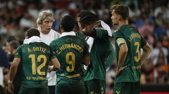 El t�cnico del Betis, Manuel Pellegrini, da instrucciones a varios jugadores del equipo durante el encuentro de la primera jornada de Liga.