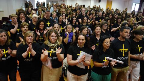 Los directores y equipos directivos de centros p�blicos de Asturias que han presentado su dimisi�n a la llegada recibiendo el cari�o de sus compa�eros ofrecen una rueda de prensa para explicar los motivos que les han llevado a tomar la decisi�n ante el bloqueo de la negociaci�n entre los sindicatos educativos y el Principado por la falta de acuerdo en torno a la subida salarial