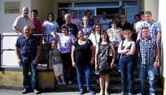 Padres del colegio de San Rom�n, en Cervantes, ayer tras la reuni�n con la inspectora de Educaci�n.