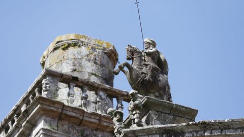 Escultura de Santiago en la iglesia parroquia de Redondela