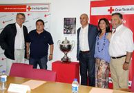 El primer trofeo Cruz Vermella fue presentado ayer. 