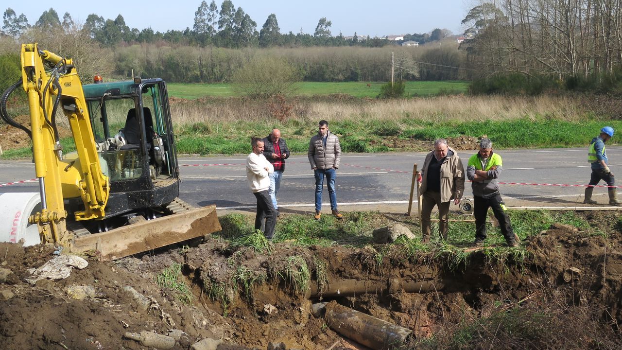 Arrancan las obras para reducir las filtraciones en el saneamiento de A Laracha y Paiosaco