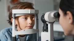 Imagen de archivo de una oculista examinando la visión de un niño