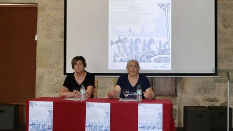 La concejala Pilar V�zquez y la alcaldesa, Marsiol Morandeira, presentaron este viernes el programa de actos