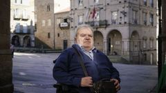 Fernando Rom�n, ante la plaza Mayor, a la que ha dedicado un libro, con la casa consistorial al fondo, donde trabaj�