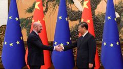 Charles Michel y Xi Jinping se estrechan la mano durante su reuni�n en Pek�n
