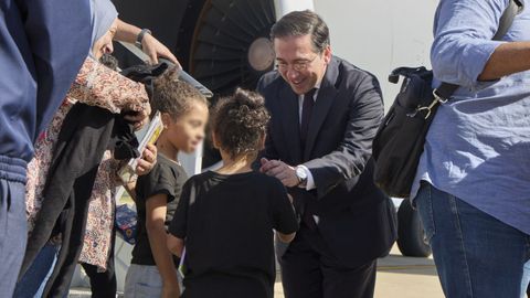 Albares recibe en la base de Torrej�n de Ardoz a los 34 espa�oles evacuados de Sud�n