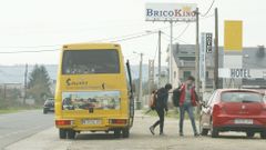 Autob�s urbano de Monforte, en una parada de la calle Chantada