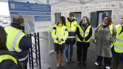 La conselleira de Vivenda e Planificacin de Infraestruturas, Mara M. Allegue, junto con la delegada territorial de la Xunta en A Corua, Beln do Campo, visit Arteixo para presentar la licitacin de una senda.