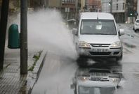 La lluvia sigue cayendo con fuerza en Vilagarc�a -en la imagen, una de las calles de Carril-. 