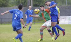 El defensa Dar�o y el xalleiro Kevin luchan por el bal�n en Fontenla. 