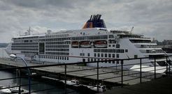 El barco m�s lujoso del mundo, el �Europa 2�, atracado ayer en el puerto de A Coru�a. 