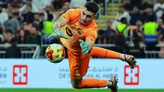 Joan Garc�a haciendo una parada durante las semifinales de la Supercopa de Espa�a ante el Athletic Club