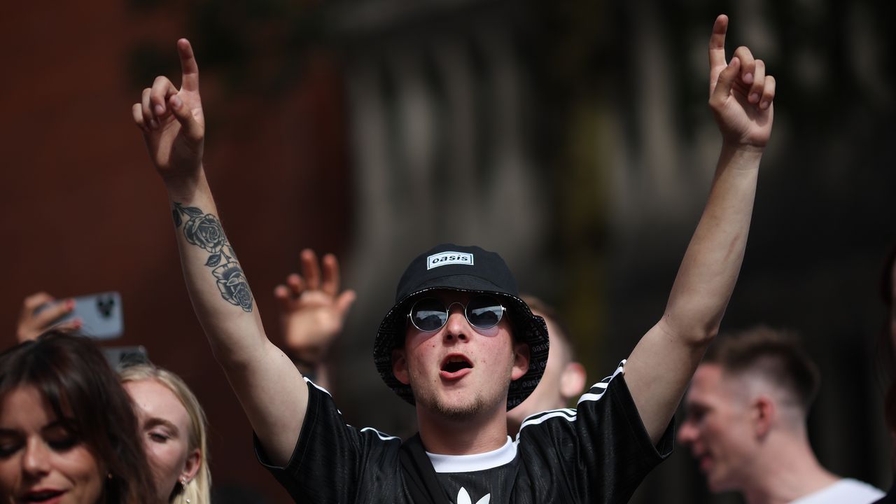 Decena de miles de seguidores de Oasis inundaron Cardiff en la vuelta de la...