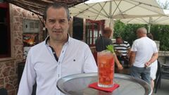 Juan Pablo Carral Anca ofrece un mojito gallego a base de Ribeiro, en O Carreiro (Neda)