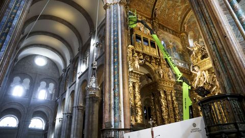 Los restauradores utilizan una gr&uacute;a para poder trabajar en la capilla mayor de la Catedral compostelana