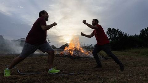 En Carballo, numerosas hogueras se encendieron antes de la medianoche.