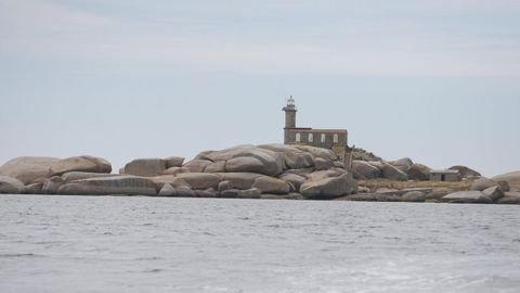 Rúa. Aunque es una isla granítica, un imponente faro se elevada en mitad de la isla de Rúa. A la derecha puede verse la vieja garita del destacamento militar. En la otra parte del paraje hay una pequeña cala.