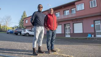 Juanma Padilla enfrente del hotel con Fernando Deiros, quien lo recibi&oacute; por primera vez en sus alojamientos de Os Ancares