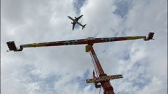 As� de pr�ximos pasan los aviones de la atracci�n Gigant XXL en O Burgo