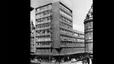 El moderno edificio de los almacenes Al Pelayo de Oviedo, proyectado en 1964 por los hermanos Somolinos