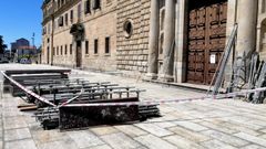 Material de obras depositado la semana pasada ante la puerta de la iglesia del Colegio de la Compa��a, donde acaba de comenzar un proyecto de rehabilitaci�n que durar� hasta finales de agosto