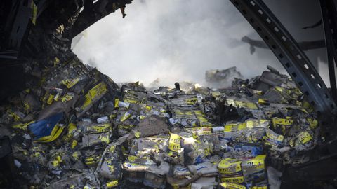 Imágenes del día después del incendio en una nave de Impex en Rubiáns, Vilagarcía
