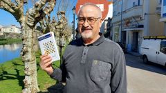 Fernando Saco cun exemplar do seu libro �As matem�ticas m�is sorprendentes�,  que se presentar� este venres no Ateneo Casino