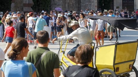 Unos turistas pasean por las Ramblas de Barcelona