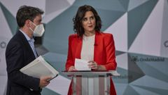 Isabel Daz Ayuso, con uno de sus asesores, en un descanso del debate