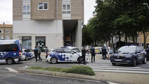 Numerosas dotaciones policiales acudieron a Los Rosales este domingo al mediod&iacute;a.