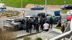 Agentes de la Polic�a Nacional y Local a las puertas del pub Ginger de Matogrande