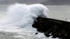 Olas gigantes superan el espig�n de Malpica