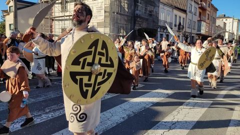 El clan castreño a la salida del desfile del comparsas cerca del cruce de A Florida.