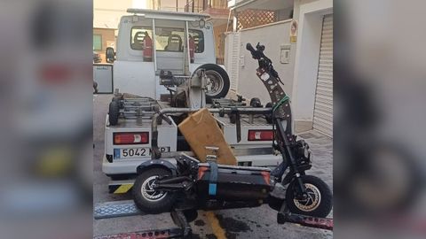 El patinete, incautado y subido a la gr�a municipal de Torrevieja.