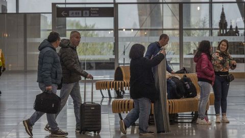 Pasajeros en la terminal de salidas del aeropuerto de Santiago, en una imagen de archivo.