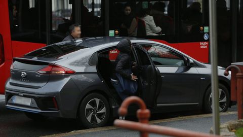 Dos viajeros entrando a un vehculo VTC en A Corua, en una imagen de archivo.