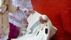 El Papa se cae durante la misa de las Jornadas de la Juventud