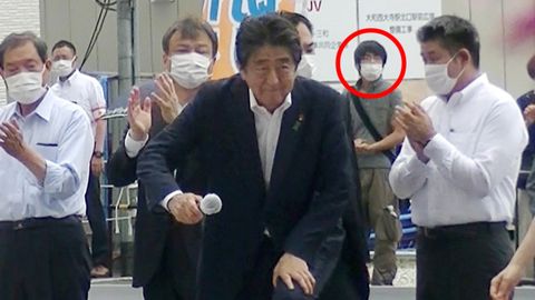 El ex primer ministro de Jap�n y, al fondo a su izquierda, su asesino