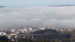 La gr�a p�rtico de Navantia asoma entre la niebla, en una imagen tomada esta ma�ana