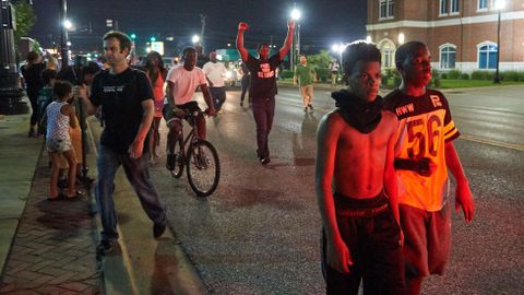 Manifestantes en el exterior de la comisar�a de Polic�a de Ferguson, en la v�spera del primer aniversario de la muerte del joven Michael Brown.