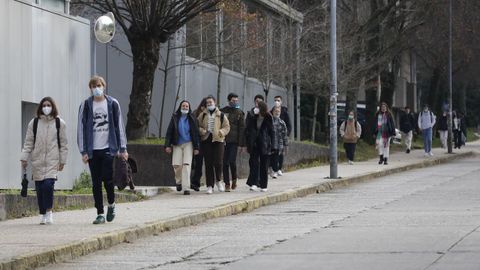 Primer da sin mascarillas en la calle en Santiago