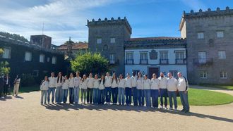 Las jugadoras y cuerpo t�cnico del Celta de baloncesto, posando ayer en su presentaci�n, en el Pazo Qui�ones de Le�n.