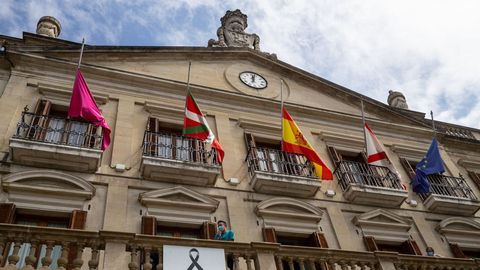 Imagen del Ayuntamiento de Vitoria con las banderas a media asta