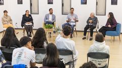 Mesa redonda «Corazóns conectados», este pasado lunes, en Vimianzo