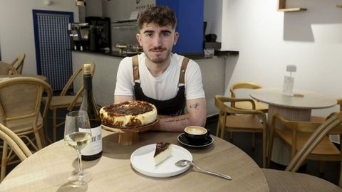 El burelense Andrés Quiroga posa con una tarta de queso y uno de los vinos gallegos que ofrece en las catas y en local nuevo que ha abierto en Bilbao