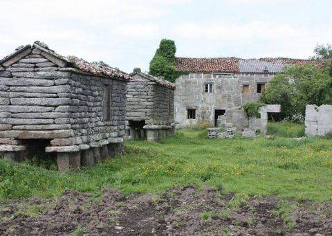 El pazo es uno de los edificios civiles m�s antiguos de la Costa da Morte. 