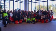 Alumnos y docentes de A Pobra, junto con los de otros siete centros, durante su visita a la fbrica de Coca-Cola en A Corua