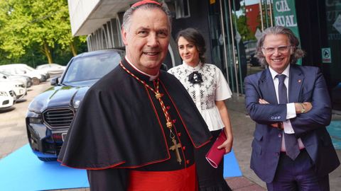El cardenal asturiano �ngel Fern�ndez Artime (c) antes de recibir un galard�n de la C�mara de Comercio de Avil�s este jueves, en el pabell�n de Exposiciones y Congresos de La Magdalena de la ciudad asturiana