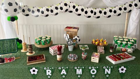 Decoración de una mesa dulce con temática futbolística en una primera comunión